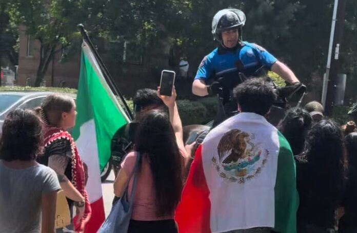 City of Charleston Police se enfrenta a grupo de manifestantes en King Street | Enfrentamiento con la policía tras manifestación en Charleston